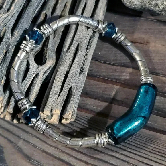 Hand Craft Edgy Silver Teal Green Foil Glass Metal and Crystal Stretch Bracelet - Picture 3 of 6